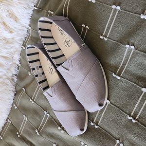 Women's Tom's size 7.5